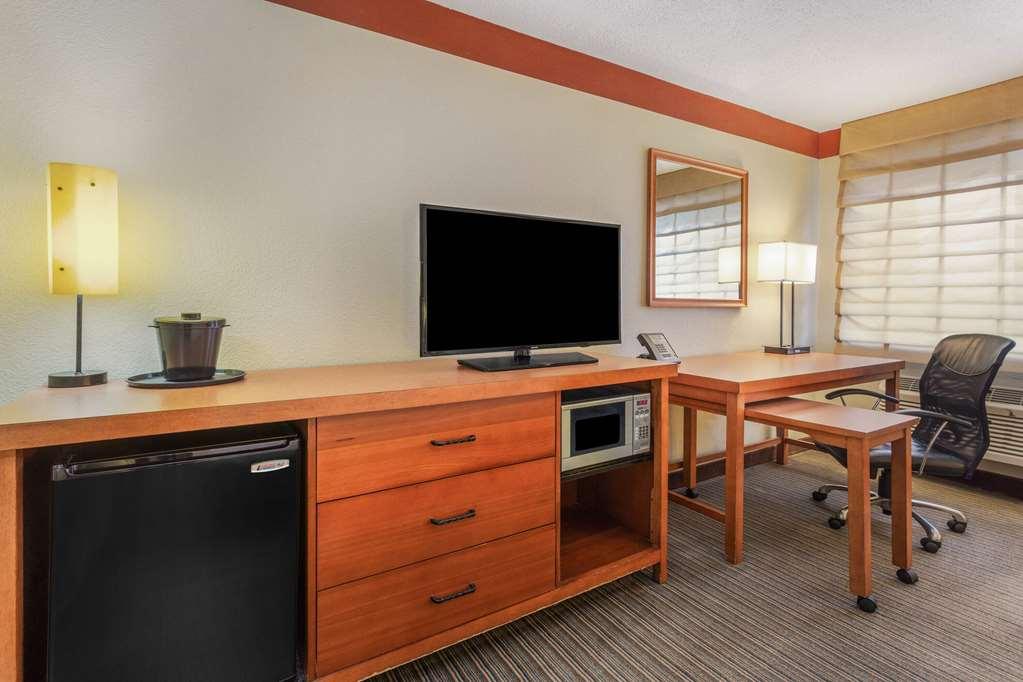 La Quinta By Wyndham Chicago Tinley Park Hotel Room photo